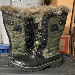 NEW UNWORN Sorel Black and Green Camouflage Fur Boots